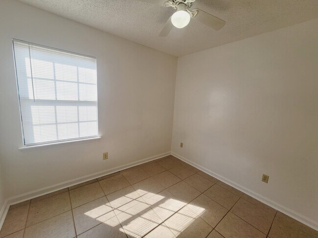 Building Photo - 5800 Japonica Ct