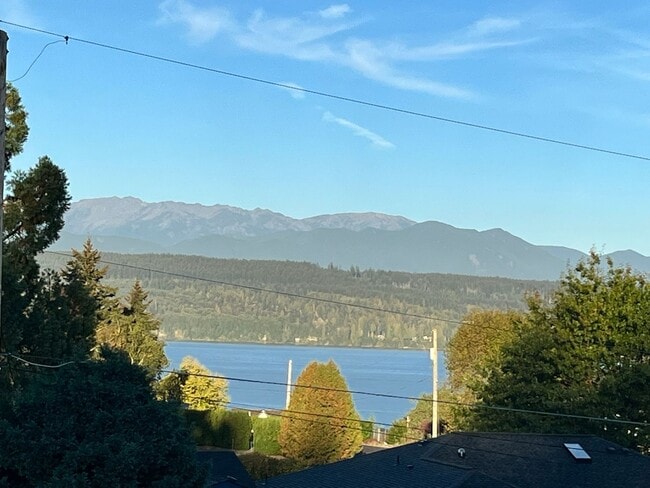 Building Photo - View Home in Poulsbo