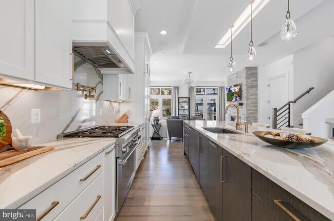 Building Photo - 8201 River Rd