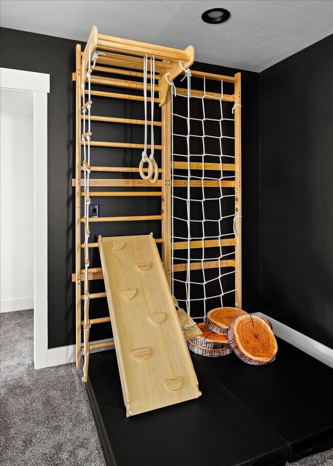 Building Photo - 323 Deer Creek Rd