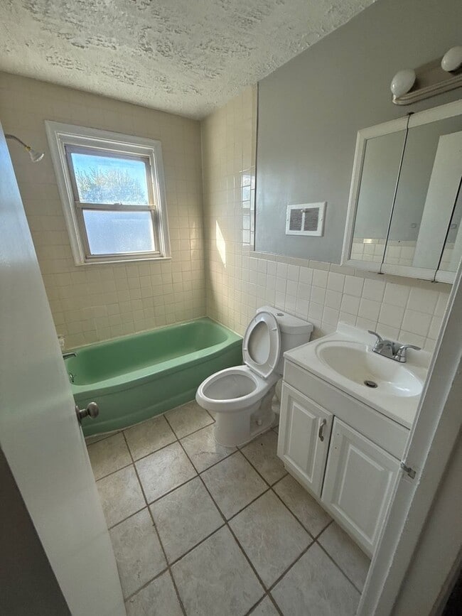 Building Photo - 4 Bedroom 2 Bath Home in Lincoln Park