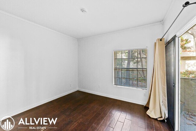 Building Photo - Beautifully Renovated 2-Bed, 2-Bath Home in a Gated Community!