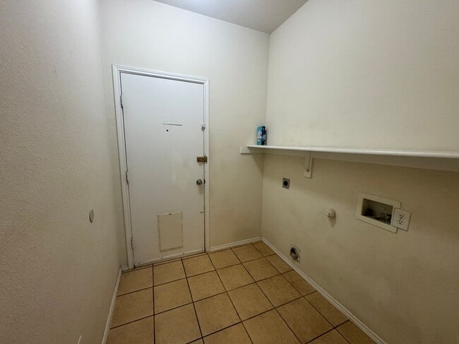 Building Photo - 1705 River Oaks Dr