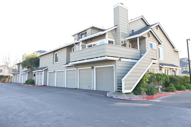 Building Photo - Nicely upated 2 Story Townhouse at Mansion Park with 2 Master Suites.