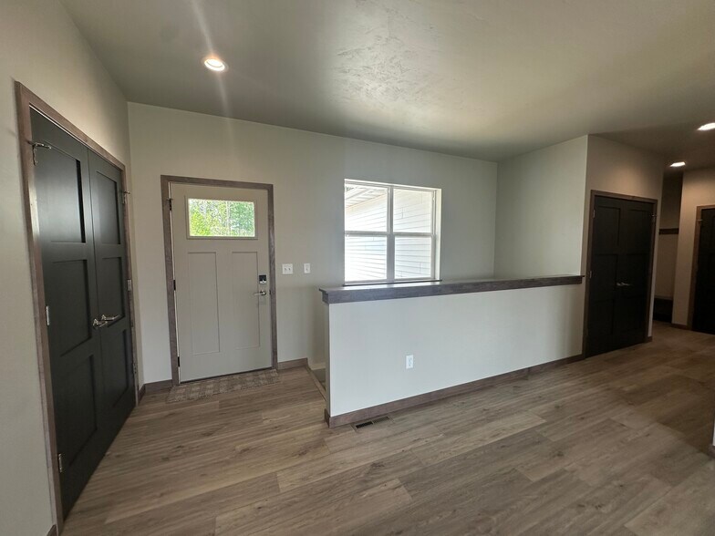 Building Photo - 2129 Clover Field Dr