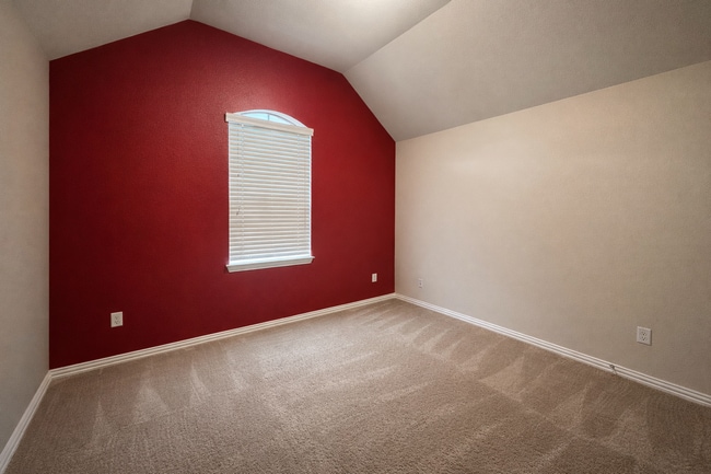 Building Photo - 3 BED 2 BATH NEW MANAGEMENT!!!!