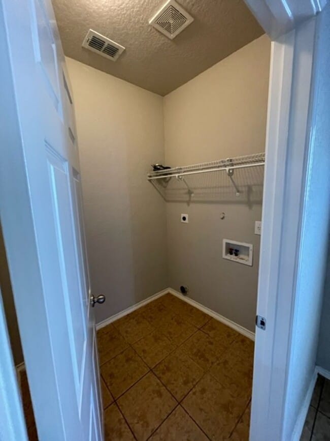 Building Photo - Spacious 3-Bedroom, 2-Bath Single-Story Home in Woodbridge Estates