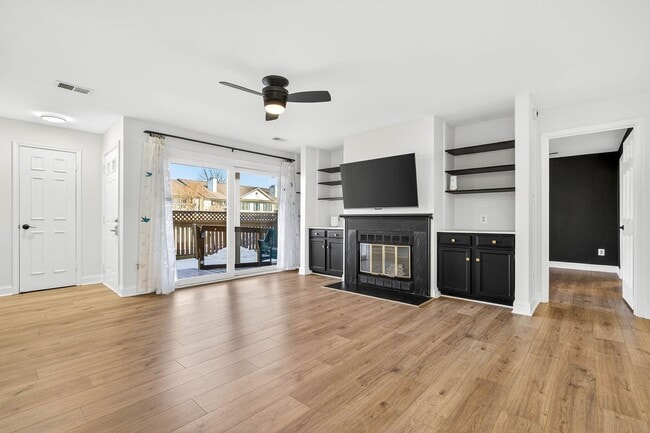 Building Photo - Very Nicely Update Condo in Prime Location!