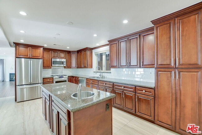 Building Photo - 918 S Wooster St