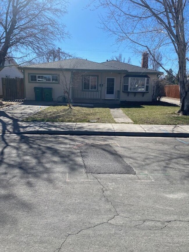 Building Photo - Sweet 4 bd, 2 bath, 2+car garage near MidTown