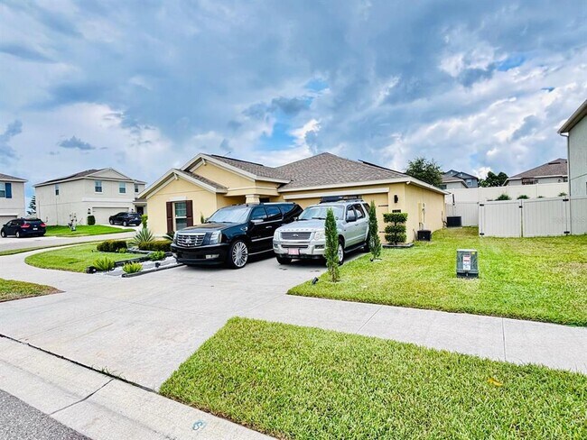 Building Photo - 279 Bergamot Lp