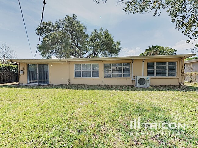 Building Photo - 2160 Alemanda Dr