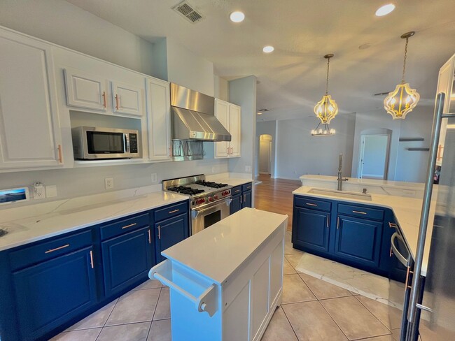 Building Photo - Gorgeous 4 Bed 2 Bath Home for Rent in Apo...