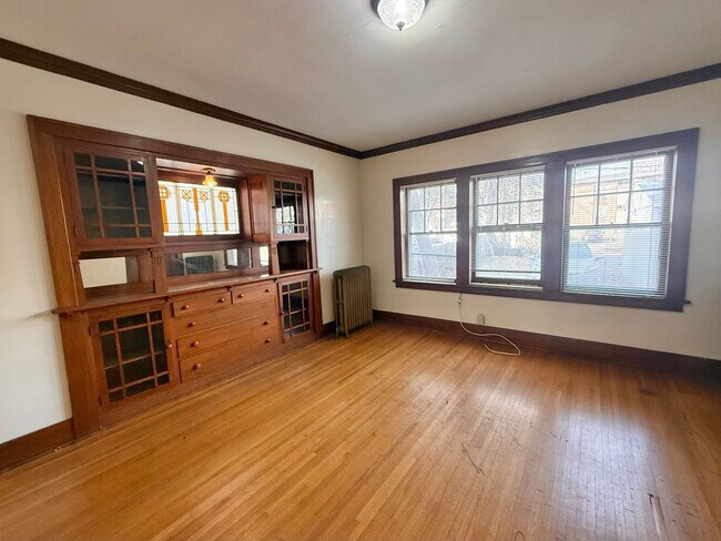 Building Photo - Massive 4 Bedroom, 2 Bath Brick Home