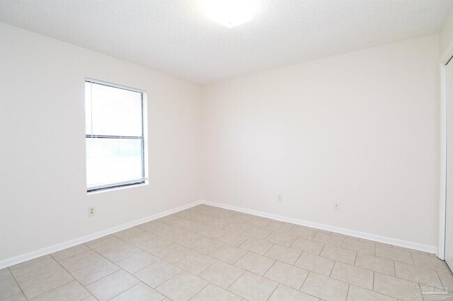 Building Photo - 3398 Green Briar Cir