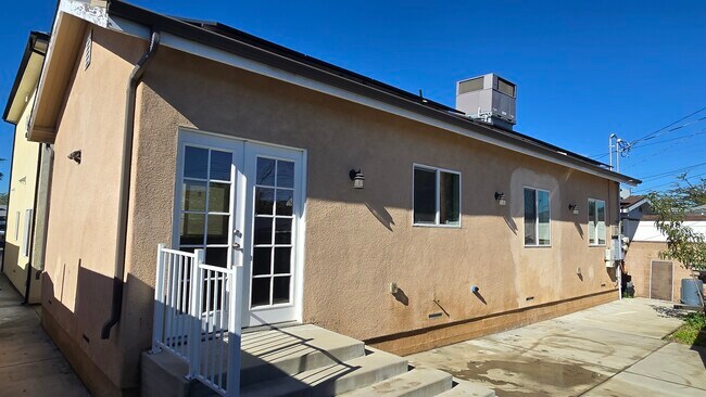 Building Photo - 6504 Tujunga Ave