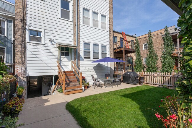 Building Photo - 1451 W Berwyn Ave