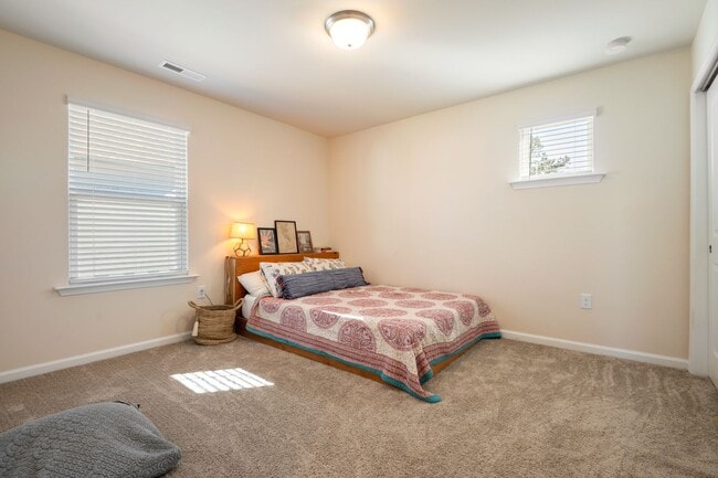 Building Photo - Gorgeous modern craftsman home in South Raleigh!