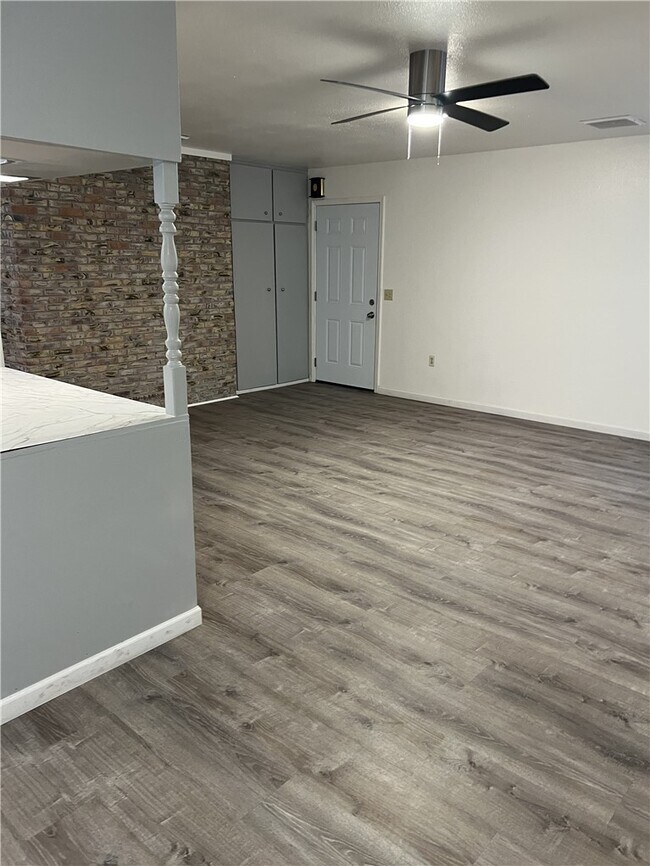 Building Photo - 2040 Swan Cove N