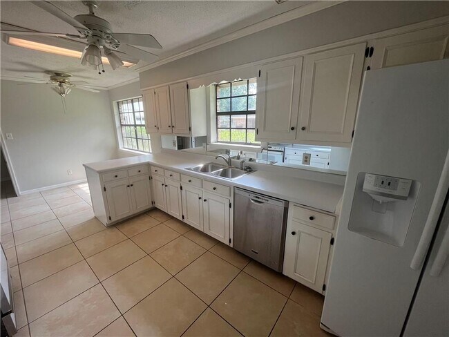 Building Photo - 562 Barcelona Dr