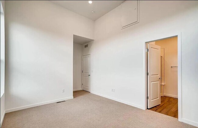 Building Photo - 6770 Raritan Dr