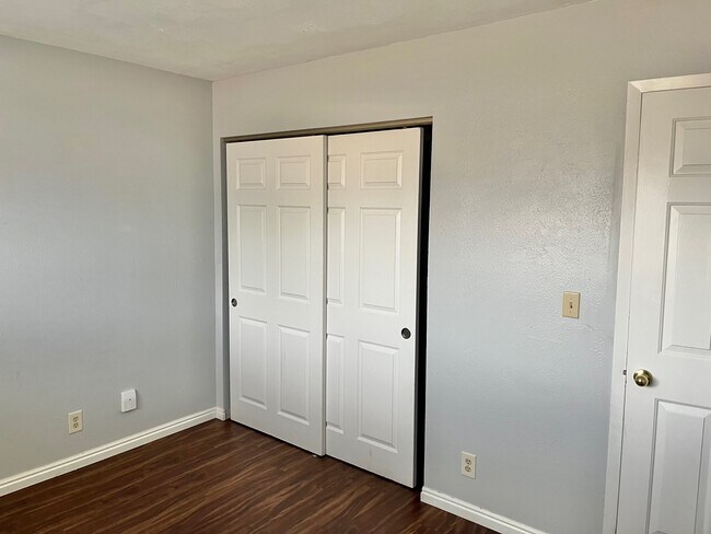 Building Photo - 326 W 4 Plex