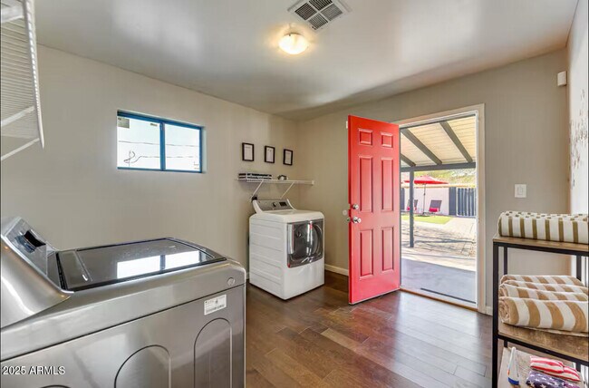 Building Photo - 1027 S Siesta Ln
