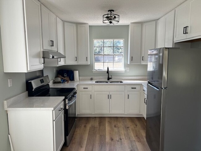 Building Photo - 3/2 Large Backyard, NEWLY renovated Kitchen & Baths