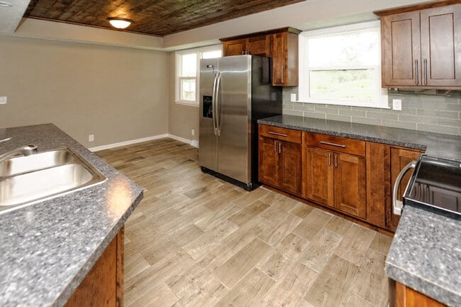 Building Photo - 4 Bedroom / 2 Bath Home Available Now!