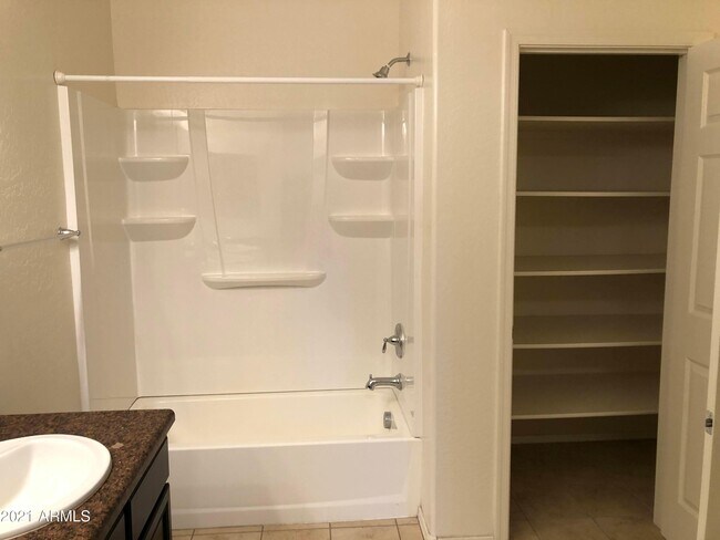 Building Photo - 8457 N 61st Ln