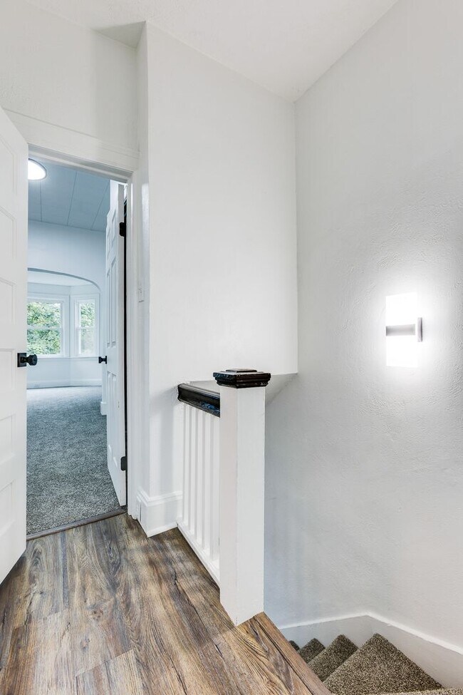 Building Photo - AVAILABLE August 2026 - Fully Renovated Mount Washington Charmer with Historic Details & Modern U...