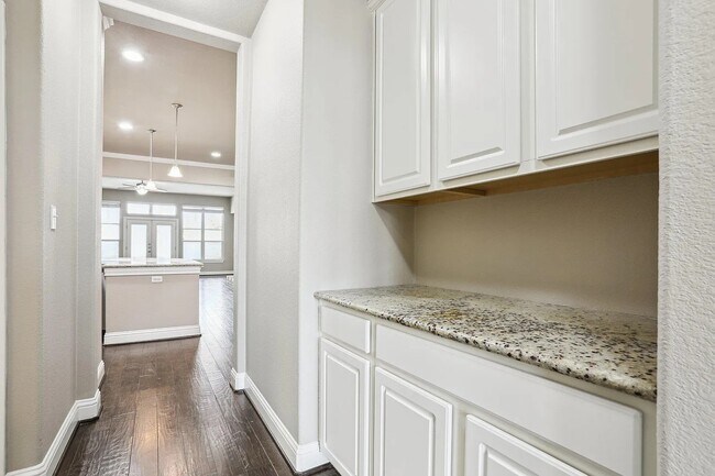 Building Photo - 8804 Vantage Point Dr