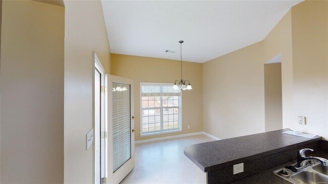 Building Photo - 615 Castle Brook Dr