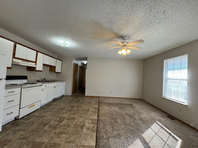 Building Photo - 2 Bed | 1 Bath | 1 Car Garage! 900 sqft ho...