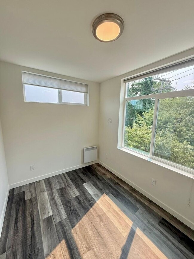 Building Photo - Spacious 8-Bedroom Ravenna Home Near UW & U Village – Perfect for Shared Living