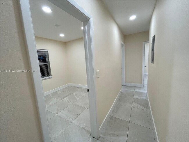 Building Photo - 610 E 8th Ave