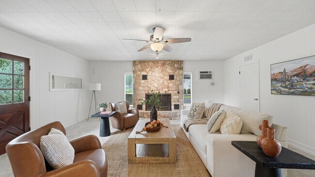Building Photo - Beautiful Home on Nearly an Acre in Helotes with Pool, Office & No HOA