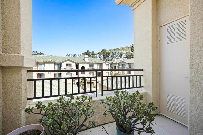 Building Photo - *** AMAZING 2 BD-2BTH CONDO W/ BONUS ROOM ...