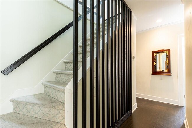 Building Photo - 1022 Reeder Cir NE