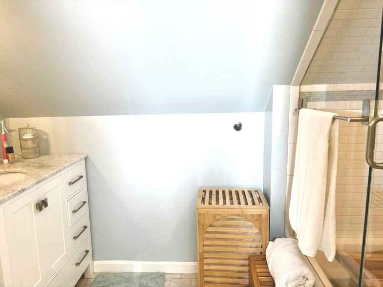 Building Photo - 107 Maple St