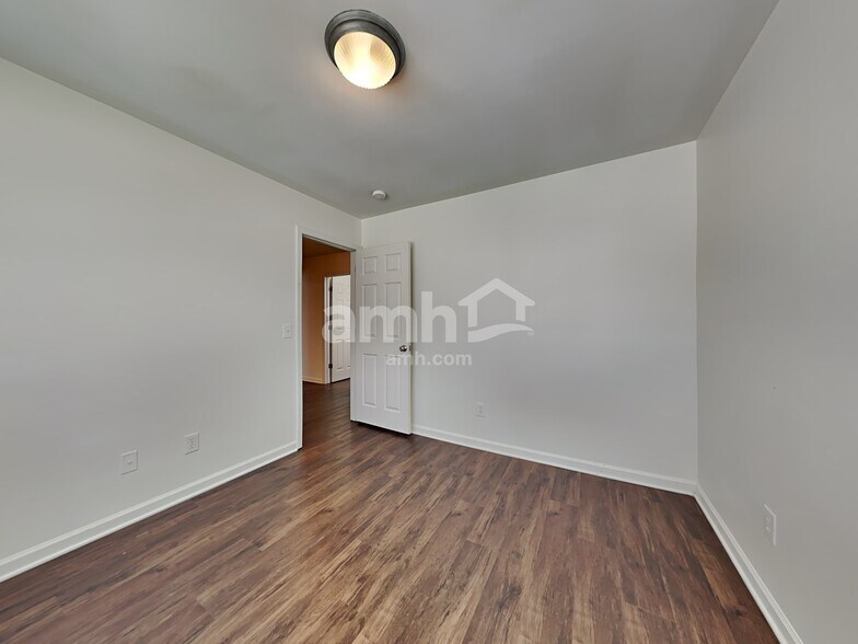 Building Photo - 606 3 Oaks Dr