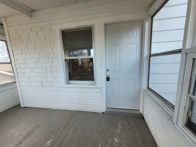 Building Photo - 2 Bedroom, 1 Bathroom Home with Deck