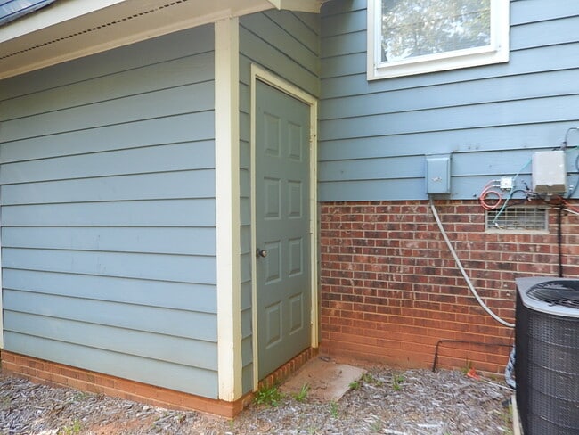 Building Photo - 6720 Glendower Rd