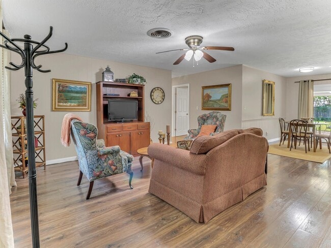 Building Photo - 805 Bluebonnet Ln