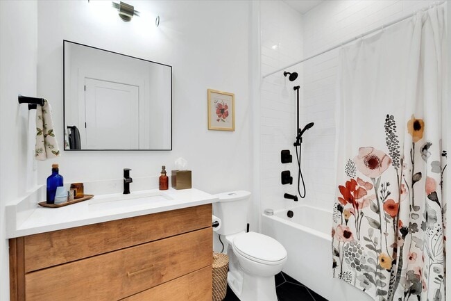 Building Photo - Stunning 3/2.5 Located on North Main Street, Downtown Greenville!