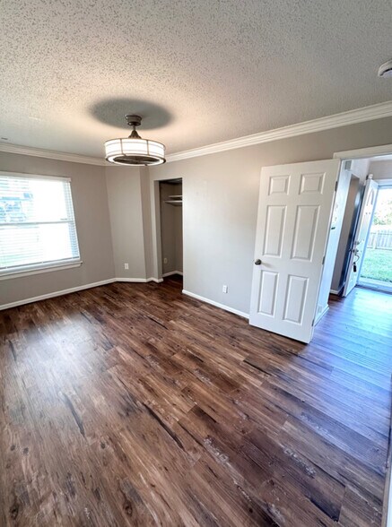 Building Photo - 713 Quesnel Dr