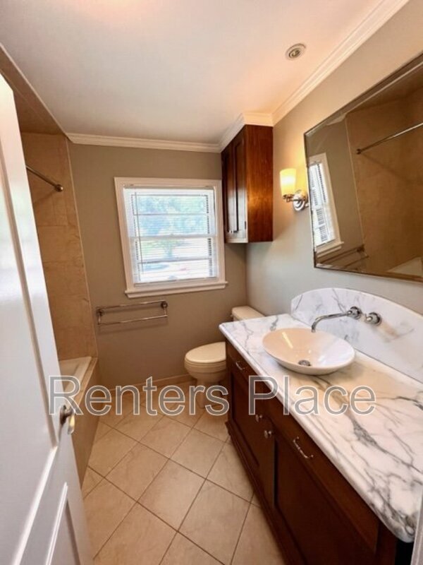 Building Photo - 3315 S Lewis Ave