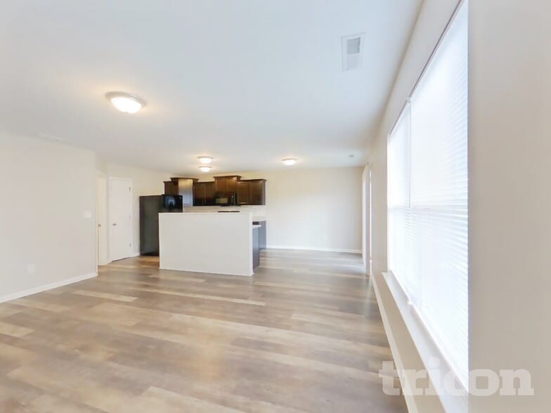 Building Photo - 963 Redwood Dr