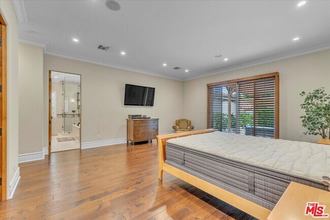 Building Photo - 5310 Leghorn Ave