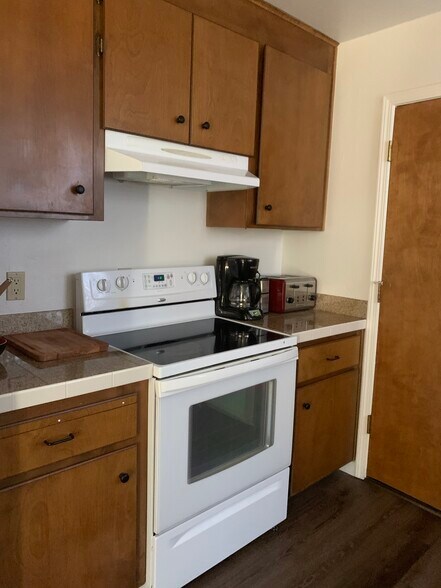 fully stocked kitchen - 1413 Coyote Rd